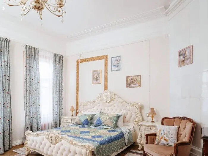 Спальня купчихи — резная кровать, лепнина, голландская печь